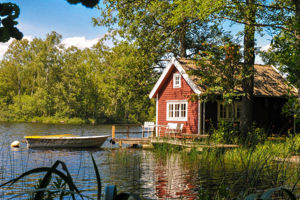 Das Ferienhaus Villa Kunterbunt in Schweden am See mit Zaun fr 2 Familien und einen Urlaub mit Hund.