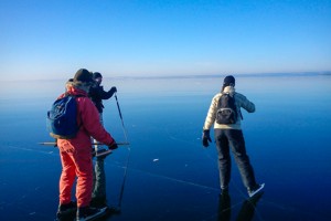 Eislaufen auf dem Vttern See im Winterurlaub in Schweden.