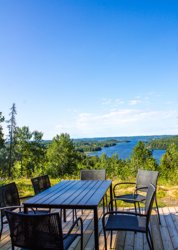 Schweden Ferienhaus in Aleeinlage mit Ausblick ber den See Ören von der Terrasse.